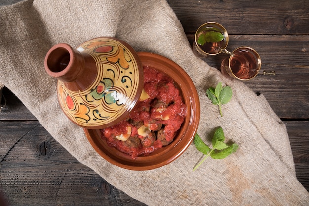 Arabische thee in glazen met vlees in tajine