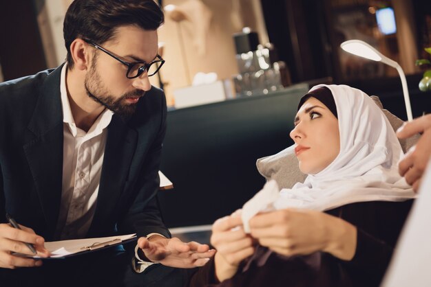 Foto arabische vrouw bij receptie van familiepsycholoog