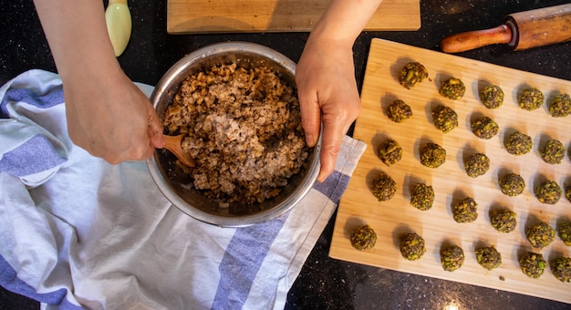 Arabische vrouw handen tijdens het bereiden van ingrediënten voor keto kahk thuis