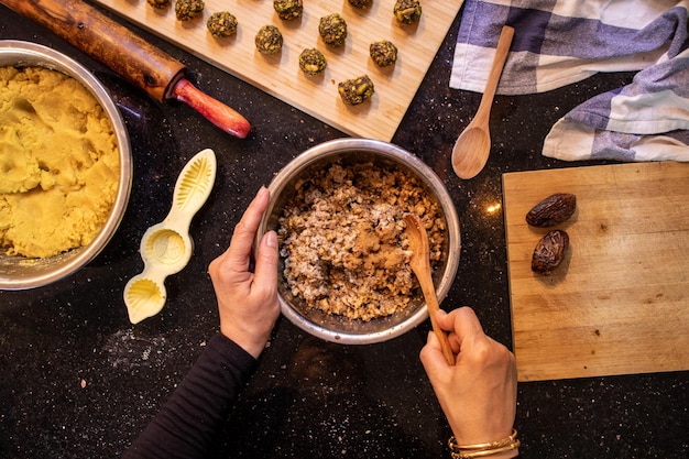 Arabische vrouw handen tijdens het bereiden van ingrediënten voor keto kahk thuis