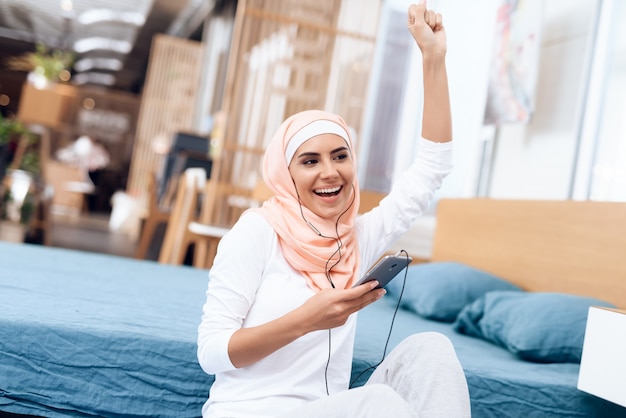 Arabische vrouw in hijabrust na gymnastiek.