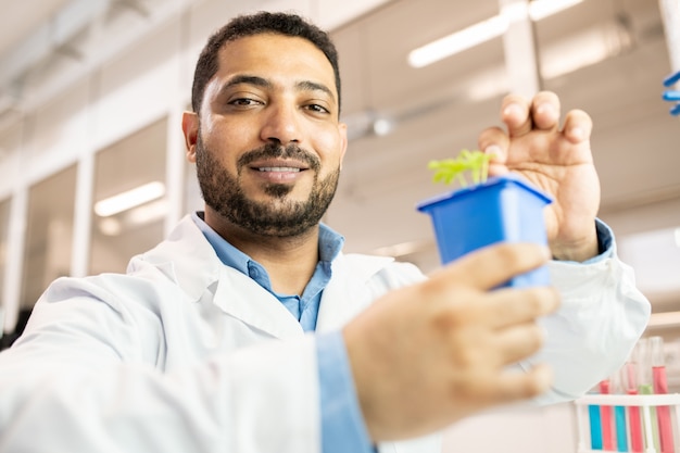 Arabische wetenschapper in zaailing laboratorium