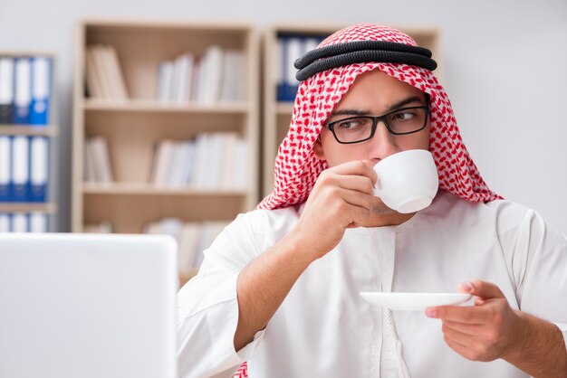 Arabische zakenman die in het bureau werkt