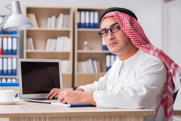 Arabische zakenman die in het bureau werkt