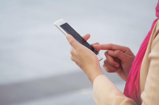 Arabische zakenvrouw messaging op een mobiele telefoon in de stad