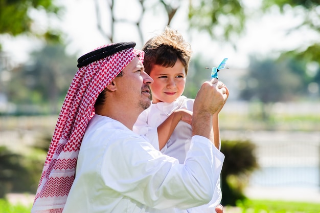 Arabische zoons anf vader die binnen stelt.