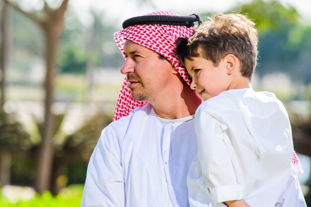 Arabische zoons anf vader die binnen stelt.