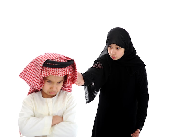 Arabische zus en broer maken ruzie en vechten