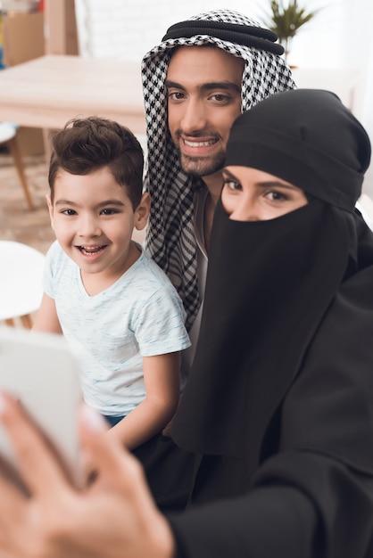 Photo arabs take a family photo in the apartment.