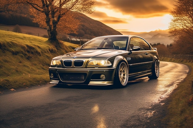 アラフェッドのBMW車が夕暮れの田舎の道路を運転している