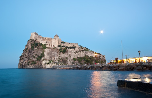 Aragonesekasteel in Ischia &#39;s nachts eiland