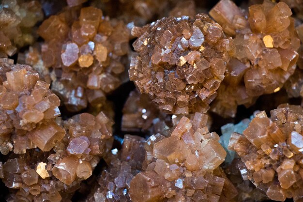 Foto pietre preziose minerali di aragonite come roccia naturale