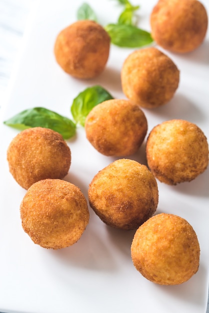 Arancini sul piatto bianco