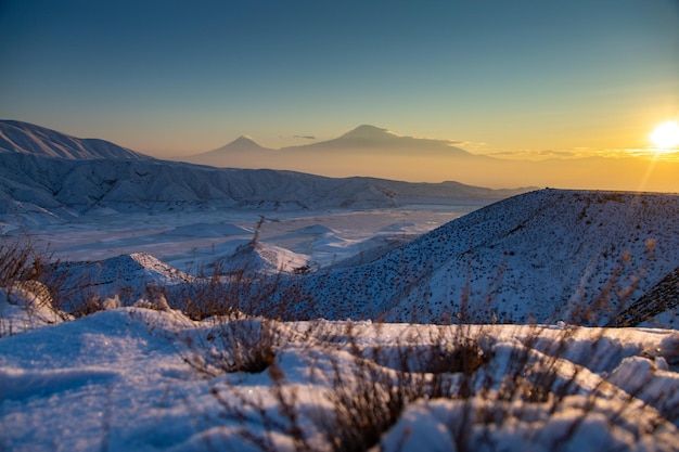 Ararat-berg met sneeuwlandschap bij de zonsondergang