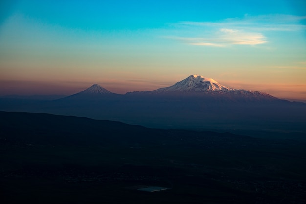 석양에 아르메니아에있는 Ararat 산