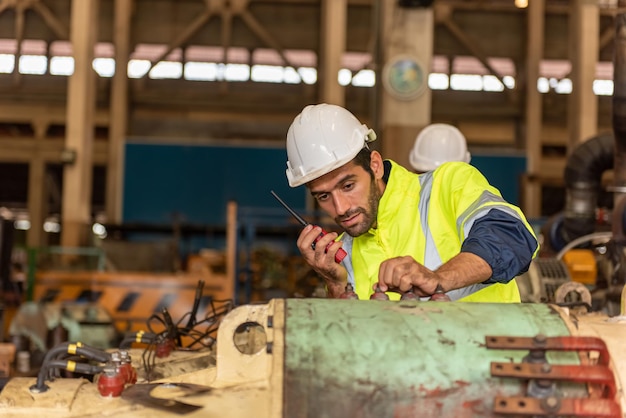 Arbeider bij machine in fabriek Metaalindustrie arbeider bij fabriek