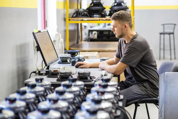 arbeider die audioluidspreker test in de fabriek