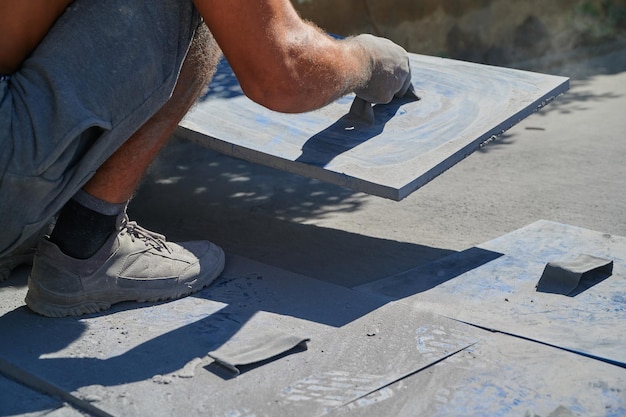 arbeider die mal op bedrukt beton plaatst