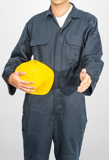 Arbeider die zich in blauwe overall bevindt die bouwvakker houdt