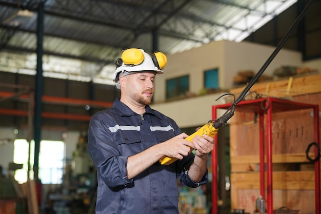 Arbeider in de metaalindustrie in de fabriek Bedrijfsindustrie en draaibankachtergrond