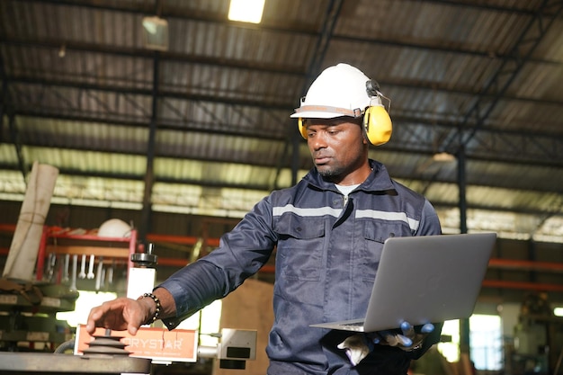 Arbeider in de metaalindustrie in de fabriek Bedrijfsindustrie en draaibankachtergrond