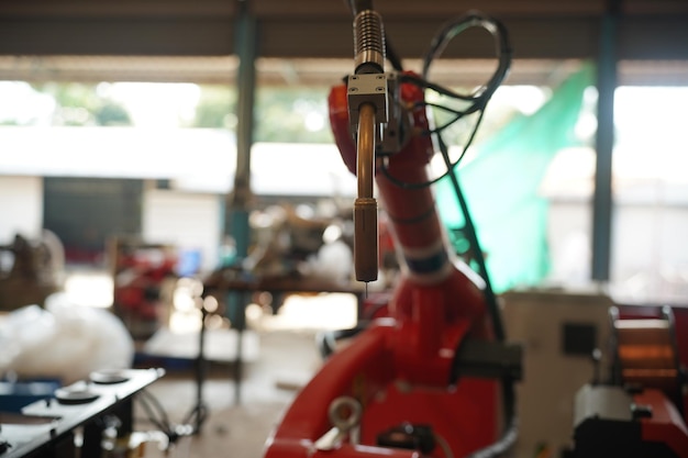 Arbeider in de metaalindustrie in de fabriek Bedrijfsindustrie en draaibankachtergrond