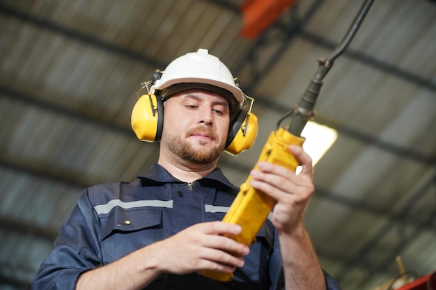 Arbeider in de metaalindustrie in de fabriek Bedrijfsindustrie en draaibankachtergrond