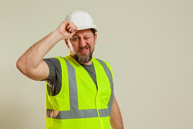 Arbeider in een vest en een witte helm