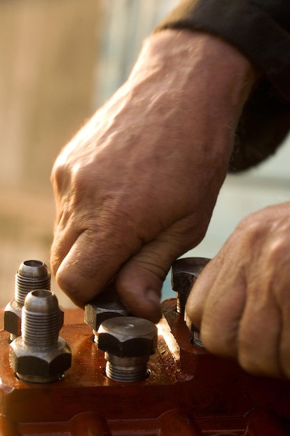 Arbeider legde zijn handen op de motor; industriële onderneming