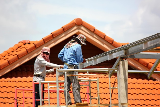 arbeiders monteren de dakconstructie van een nieuw huis