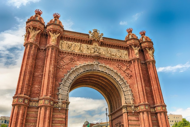 Foto arc de triomf iconische triomfboog in barcelona, catalonië, spanje