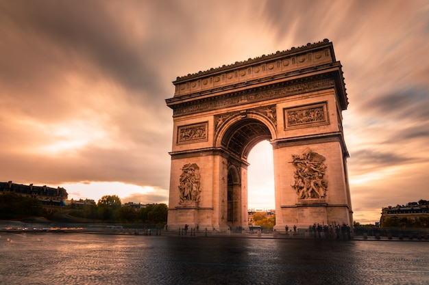 Триумфальная арка в центре Парижа