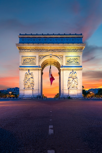 Arc de triomphe de paris di notte a parigi, francia.