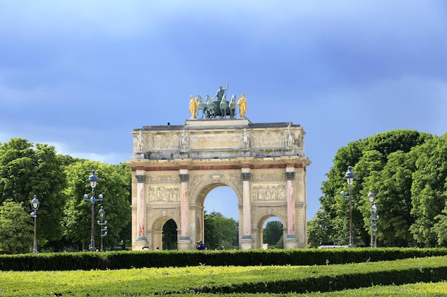 arc de triomphe du carrousel against cloudy sky