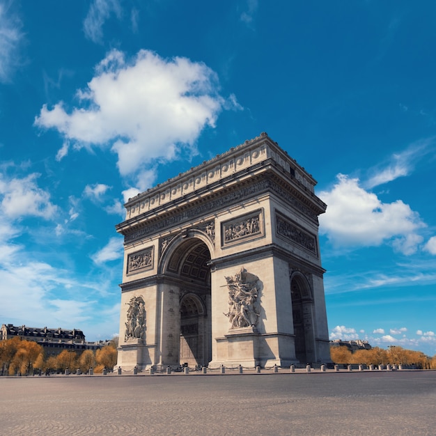 Триумфальная арка в Париже в яркий день