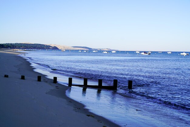 Arcachon Bassin-zandstrand met uitzicht op dune du pyla in het zuidwesten van Frankrijk