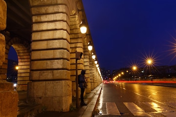 дождливой ночью у метро 