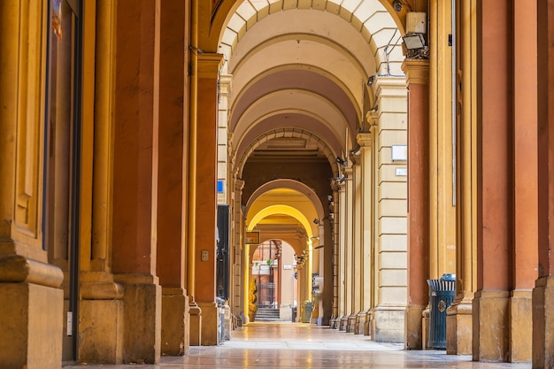 Foto portici nel centro storico di bologna italia in europa