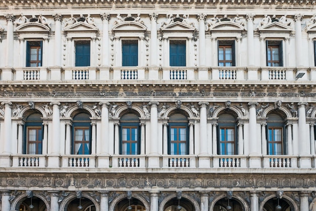 写真 ヴェネツィアのサン・マルコ広場の正面のアーケード