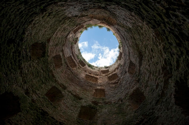 弓道を通って見た空の向こうのアーチ