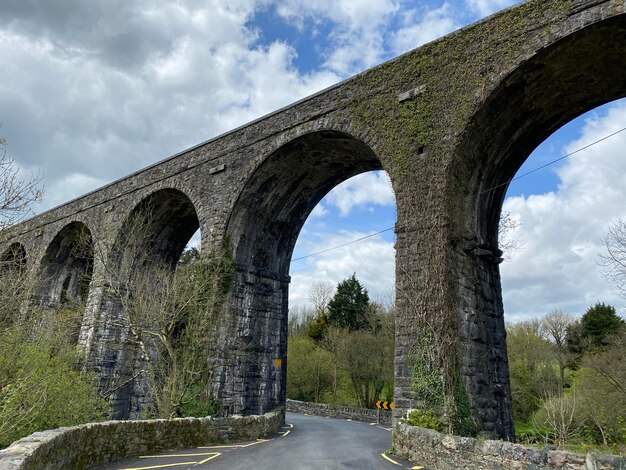 Foto ponte ad arco contro il cielo