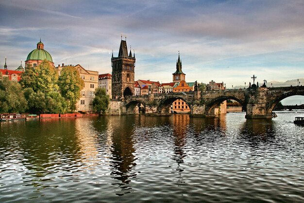 Foto ponte ad arco da castello sul fiume contro il cielo