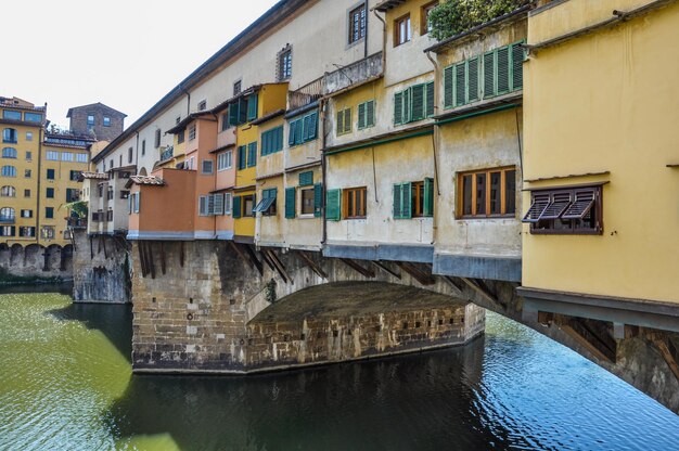 Photo arch bridge over canal amidst buildings against sky