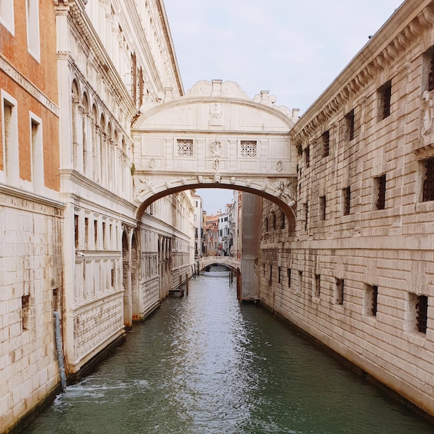 Foto ponte ad arco sul canale in mezzo agli edifici della città