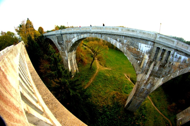 Foto ponte ad arco sul campo contro il cielo