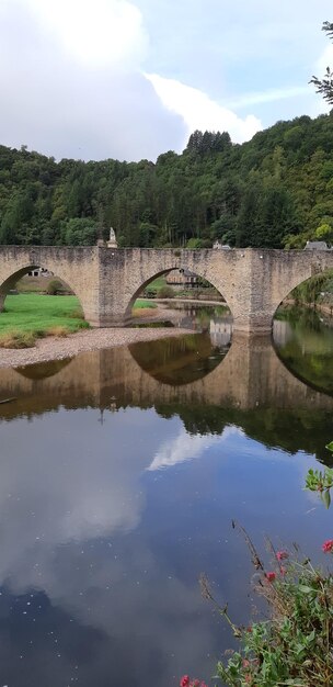 Foto ponte ad arco sul lago contro il cielo