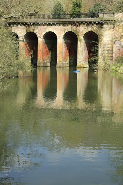 Photo arch bridge over lake