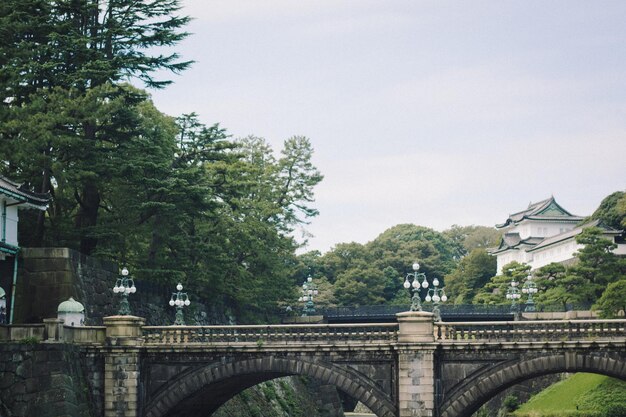 写真 空に向かって街を横断するアーチブリッジ