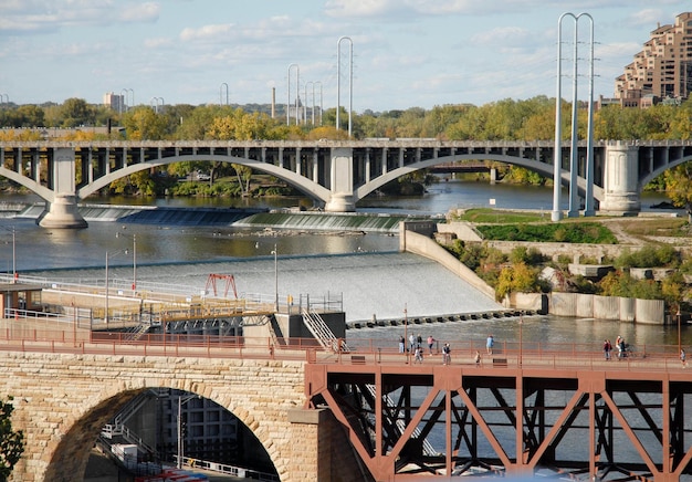 Фото Арковый мост через реку