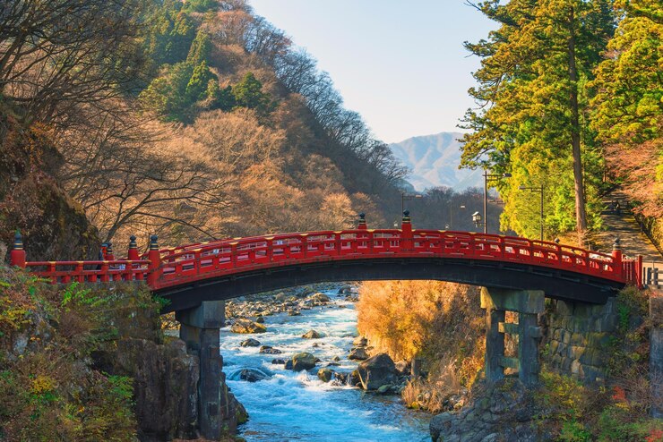 Photo 秋の空に向かって川を横断するアーチ橋